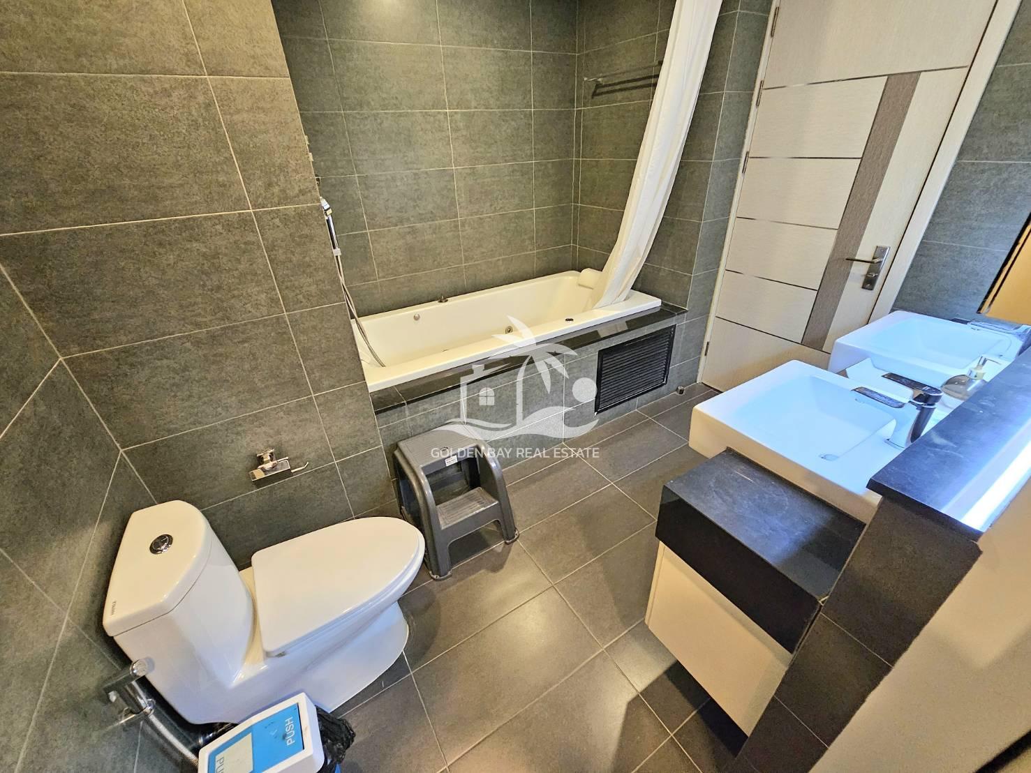 1570569 Apus – Pattaya City